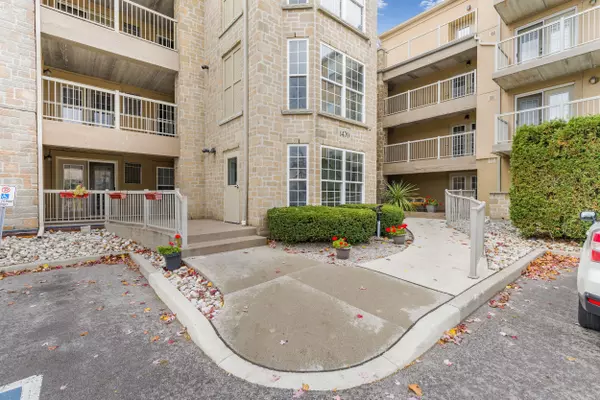 Oakville, ON L6M 4N2,1470 Bishops Gate #409