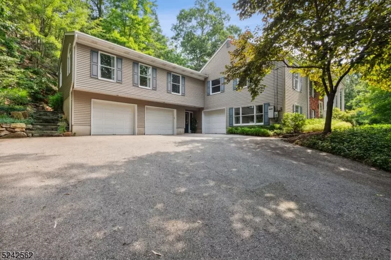 69 Windbeam Ln, Ringwood Boro, NJ 07456