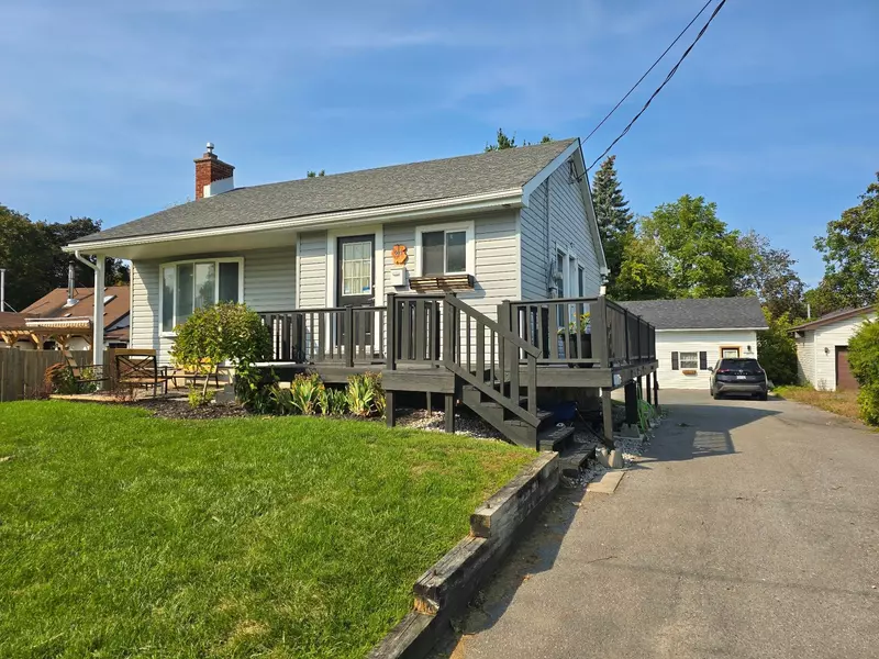 24 Russell ST, Belleville, ON K8N 2N9