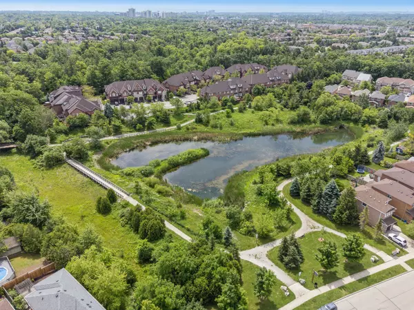 Oakville, ON L6H 7J2,300 Ravineview WAY #44