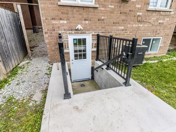 Milton, ON L9T 7P1,612 Serafini CRES #Lower