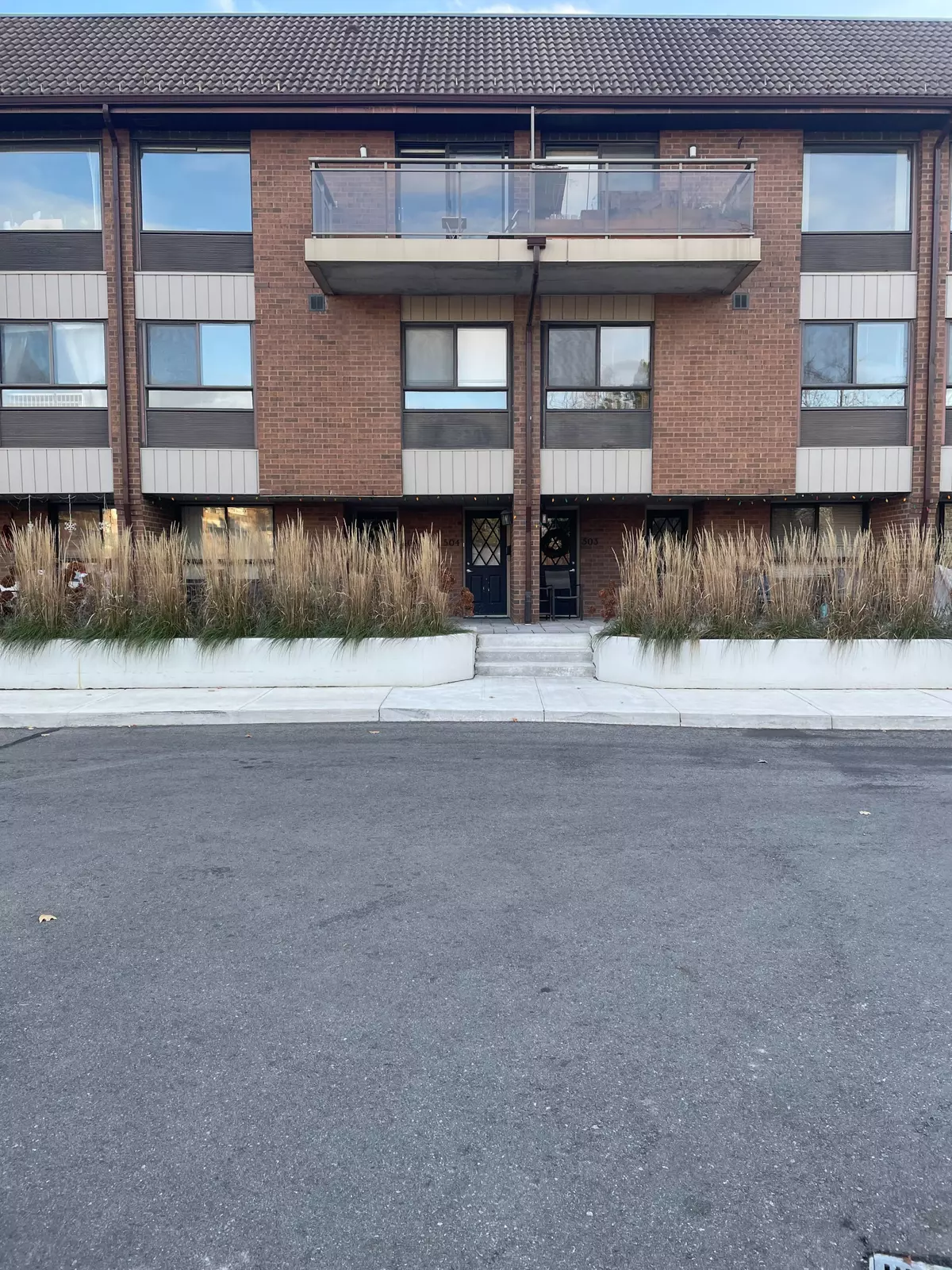 Mississauga, ON L5C 3Z5,1000 Cedarglen Gate #504