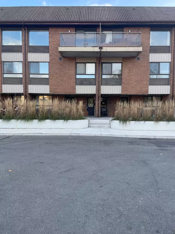 Mississauga, ON L5C 3Z5,1000 Cedarglen Gate #504