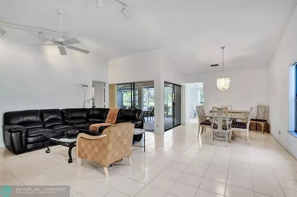 Deerfield Beach, FL 33442,609 Deer Creek Lake Point North Ln  #609