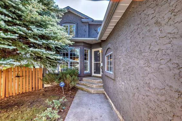 Calgary, AB T3G 3E3,105 Hawkbury Close NW