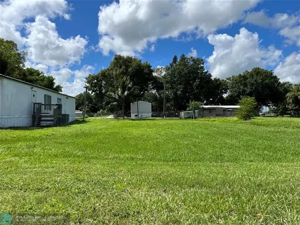 Moore Haven, FL 33471,558 AVENUE E