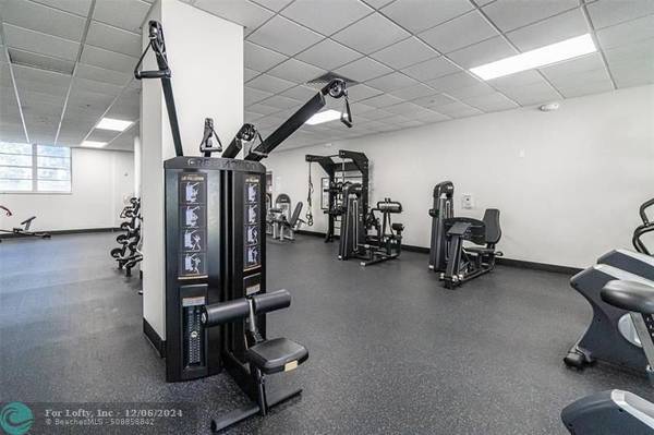 Hollywood, FL 33019,3000 S Ocean Dr  #312