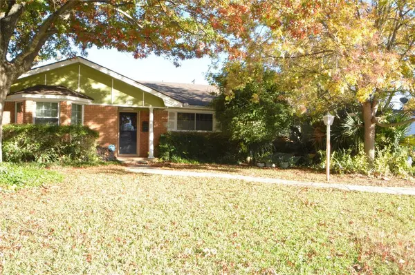 3913 Plantation Drive, Benbrook, TX 76116