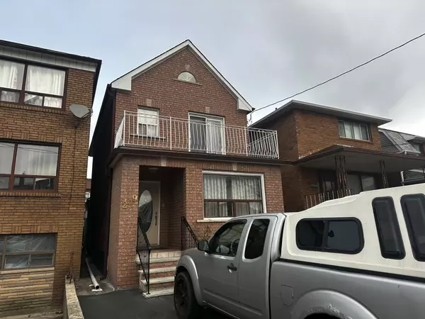 209 Cedric AVE, Toronto C03, ON M6C 3X9