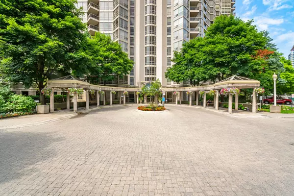 Mississauga, ON L5R 3K4,45 Kingsbridge Gardens CIR #2801