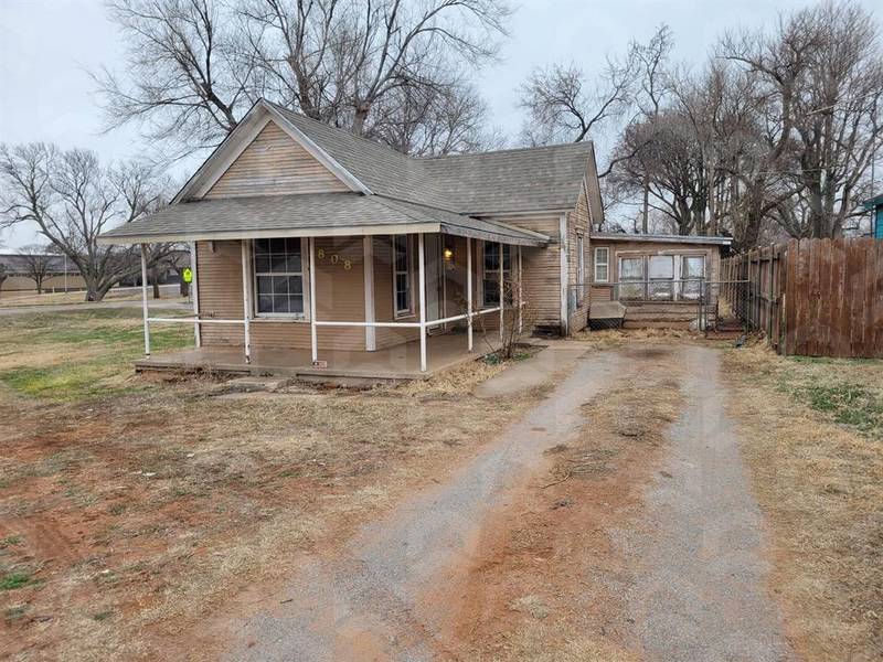 808 W B Avenue, Elk City, OK 73644