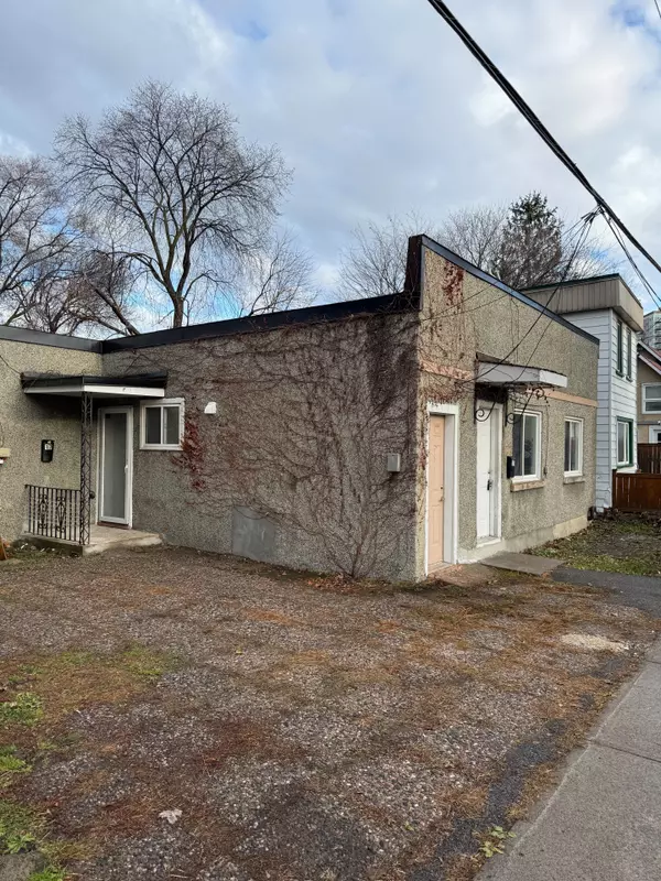 17 Loyer ST, Vanier And Kingsview Park, ON K1L 5V9