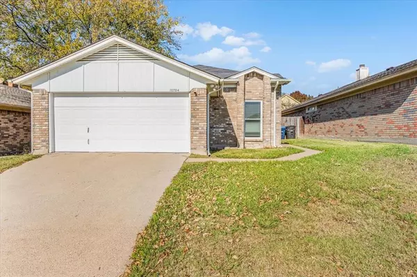 10704 Lone Pine Lane, Fort Worth, TX 76108