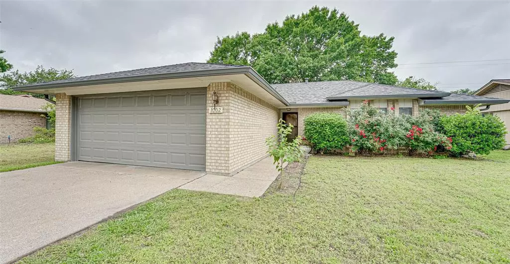 1002 Savannah Drive, Ennis, TX 75119