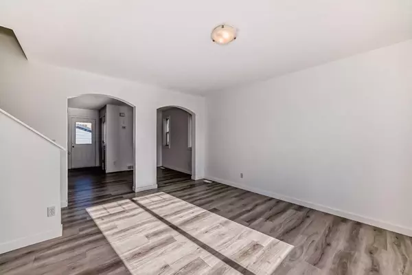 Calgary, AB T3J 5E8,24 Saddlecrest PL NE