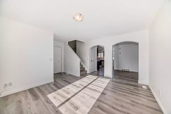 Calgary, AB T3J 5E8,24 Saddlecrest PL NE