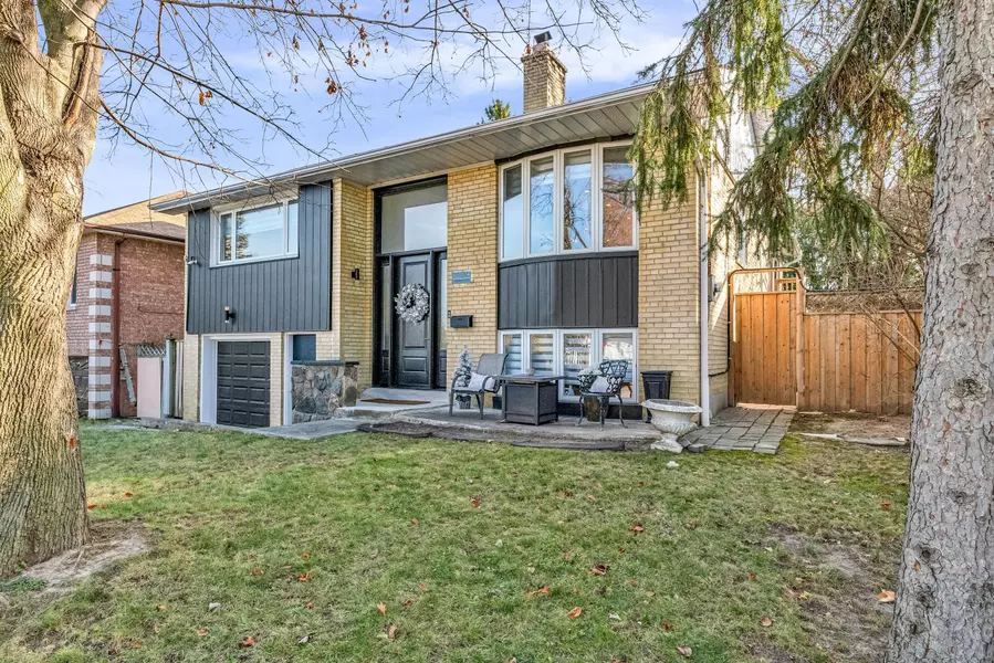 19 Littoral PL, Toronto W09, ON M9P 1T8