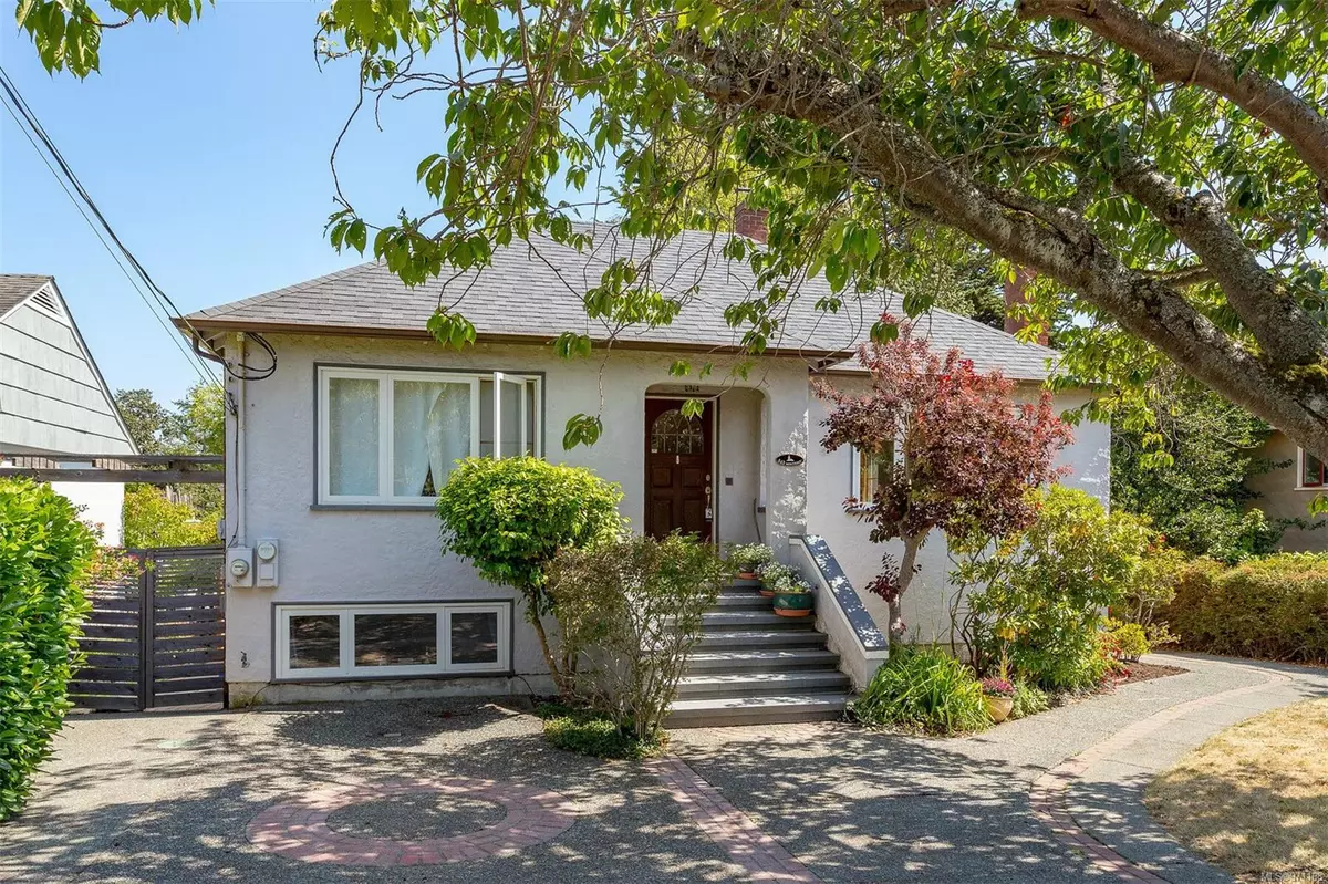 Oak Bay, BC V8S 4T8,543 Monterey Ave