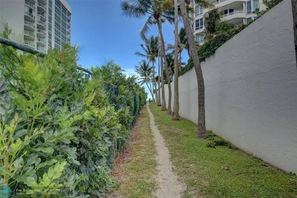 Lauderdale By The Sea, FL 33062,1461 S Ocean Blvd  #324