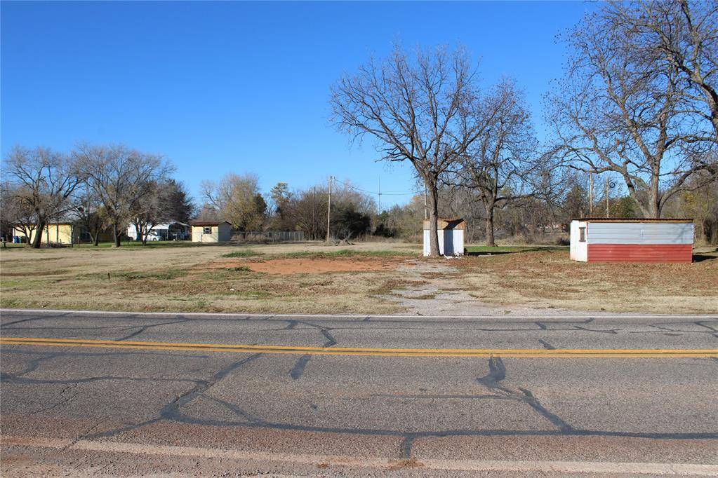 803 Oak Main Avenue, Comanche, OK 73529