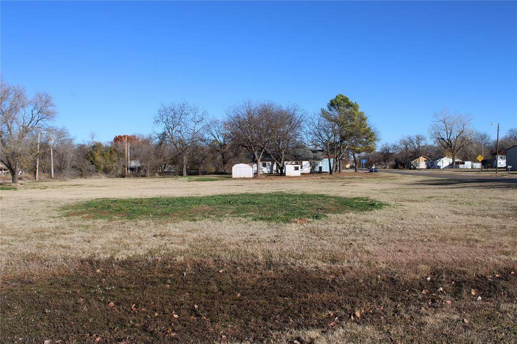 809 Oak Main Avenue, Comanche, OK 73529