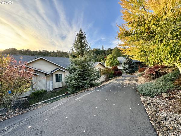 2792 NW DAYSHA DR, Roseburg, OR 97471