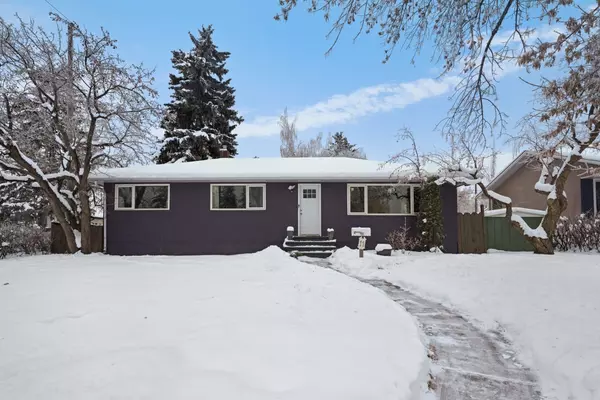 11 Gladys Ridge RD SW,  Calgary,  AB T3E 4H7