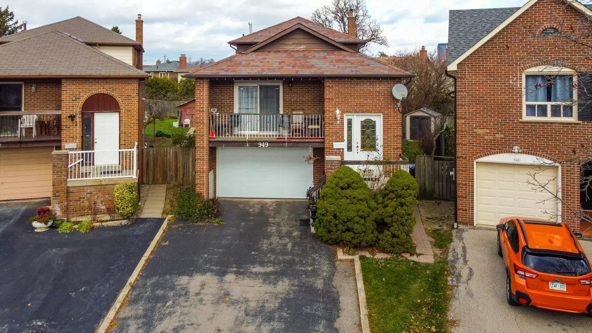 Mississauga, ON L5C 3L1,949 Hampstead CT