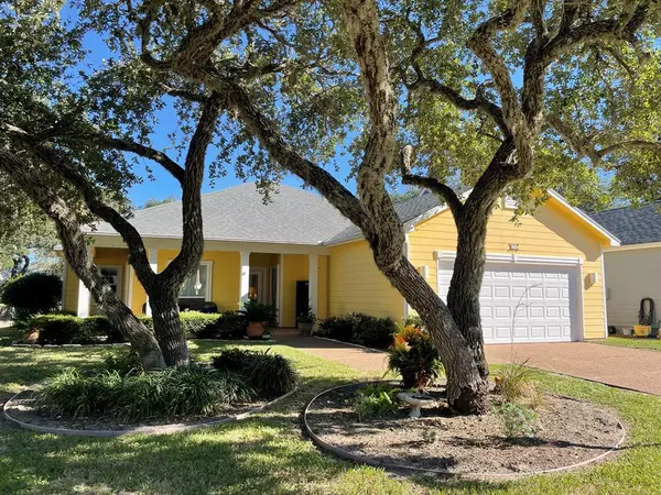 24 Camellia Circle, Rockport, TX 78382