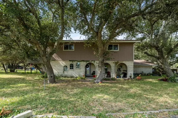 117 W Moore Ave, Aransas Pass, TX 78336