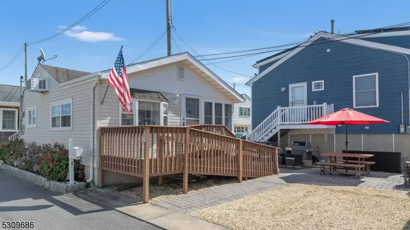 27 E Bayberry Way, Toms River Township, NJ 08735