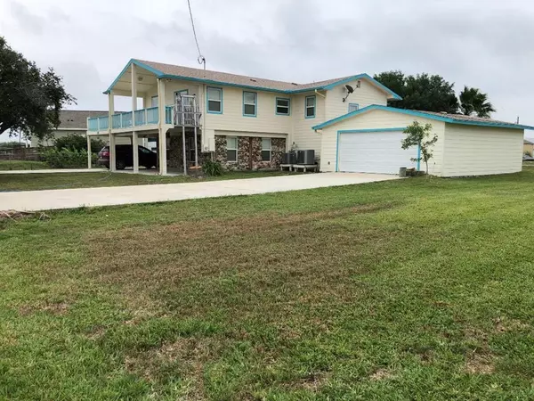 112 Lakeshore Dr., Rockport, TX 78382