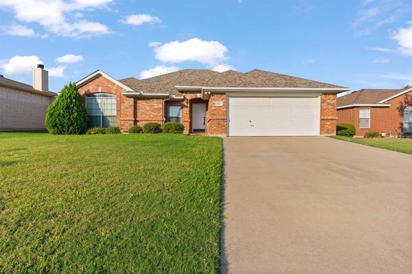 621 Creekview Drive, Burleson, TX 76028