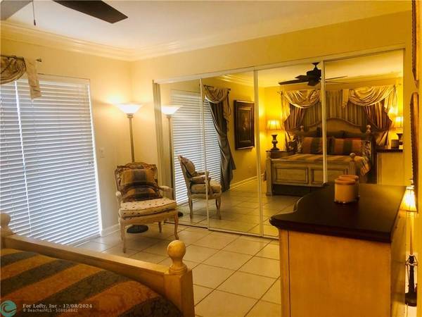 Deerfield Beach, FL 33442,137 E Farnham F  #137