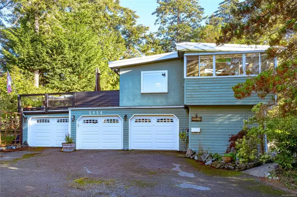 3954 Grandis Pl, Saanich, BC V8N 4H6