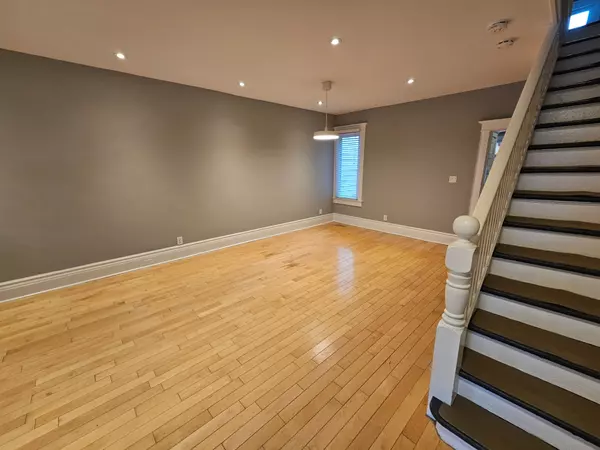 Toronto E01, ON M4M 2T6,127 Heward AVE ##1