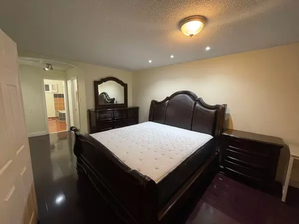 Mississauga, ON L5R 2R7,5019 Guildwood WAY