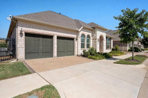 1923 Spotted Fawn Drive, Arlington, TX 76005