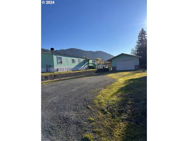 220 ROSE AVE, Myrtle Creek, OR 97457