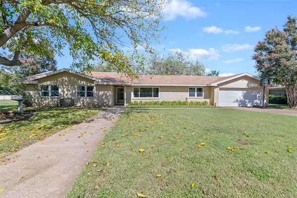 301 S Ables Street, Granbury, TX 76048