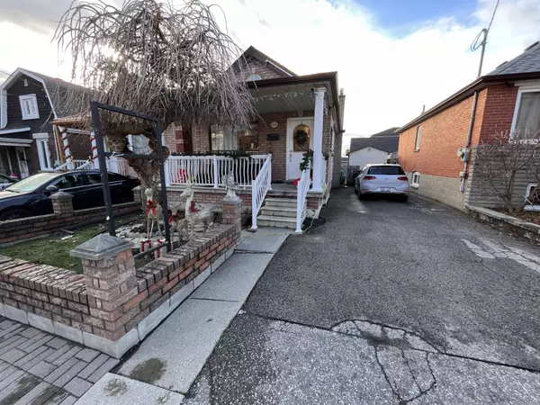 244 Rosethorn AVE, Toronto W03, ON M6M 3L1