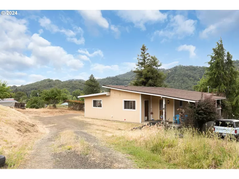 377 CLUB AVE, Roseburg, OR 97470