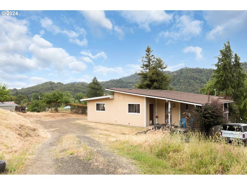 377 CLUB AVE, Roseburg, OR 97470