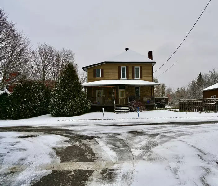 27 Meadow ST, Whitewater Region, ON K0J 1K0