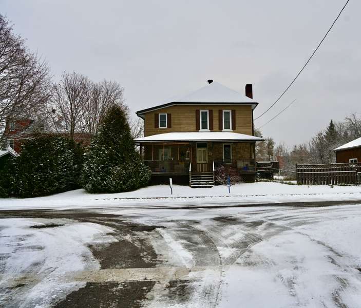 27 Meadow ST, Renfrew, ON K0J 1K0