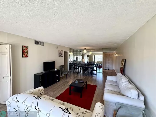 Pompano Beach, FL 33069,3300 N Palm Aire Dr  #307