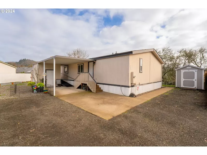 227 RIVER PLACE DR, Roseburg, OR 97471