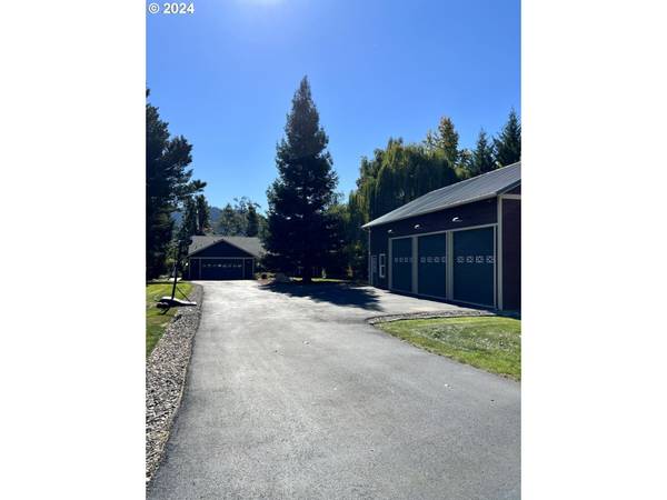 418 RIVERSHORE DR, Roseburg, OR 97470