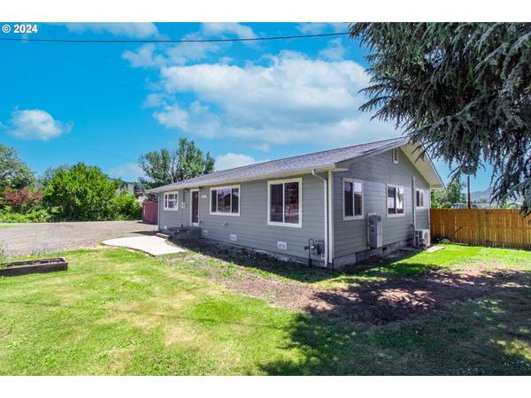 250 COOS BAY WAGON RD, Roseburg, OR 97471