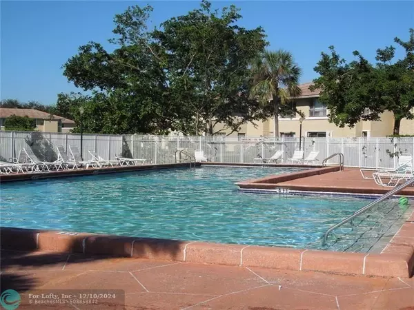 Coral Springs, FL 33071,904 Twin Lakes Dr  #904